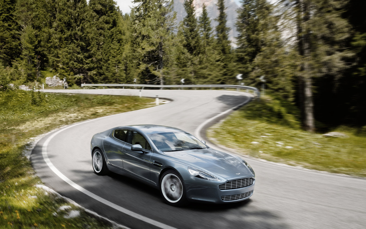Автомобиль Aston Martin rapide на дороге