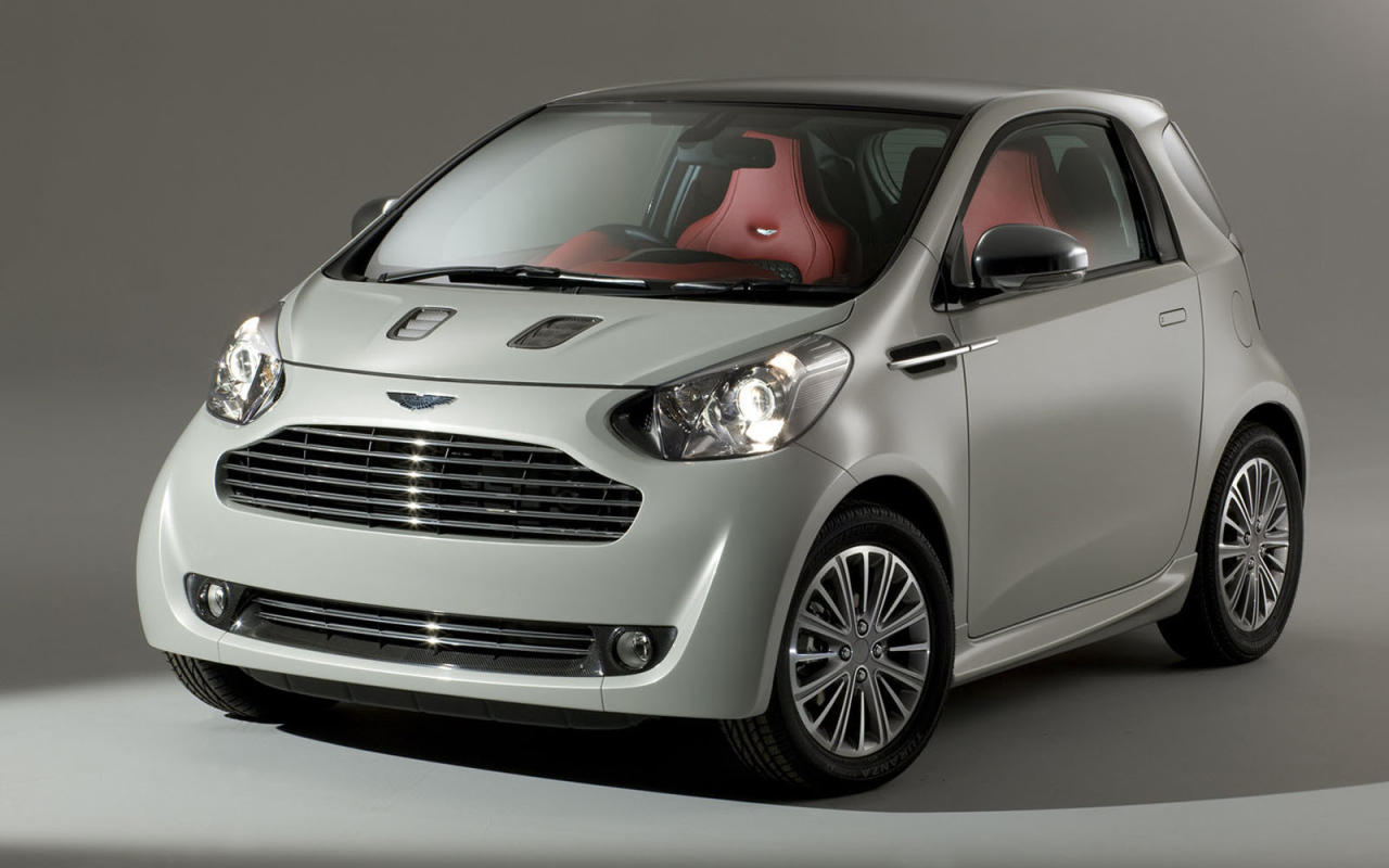 Красивый автомобиль Aston Martin cygnet
