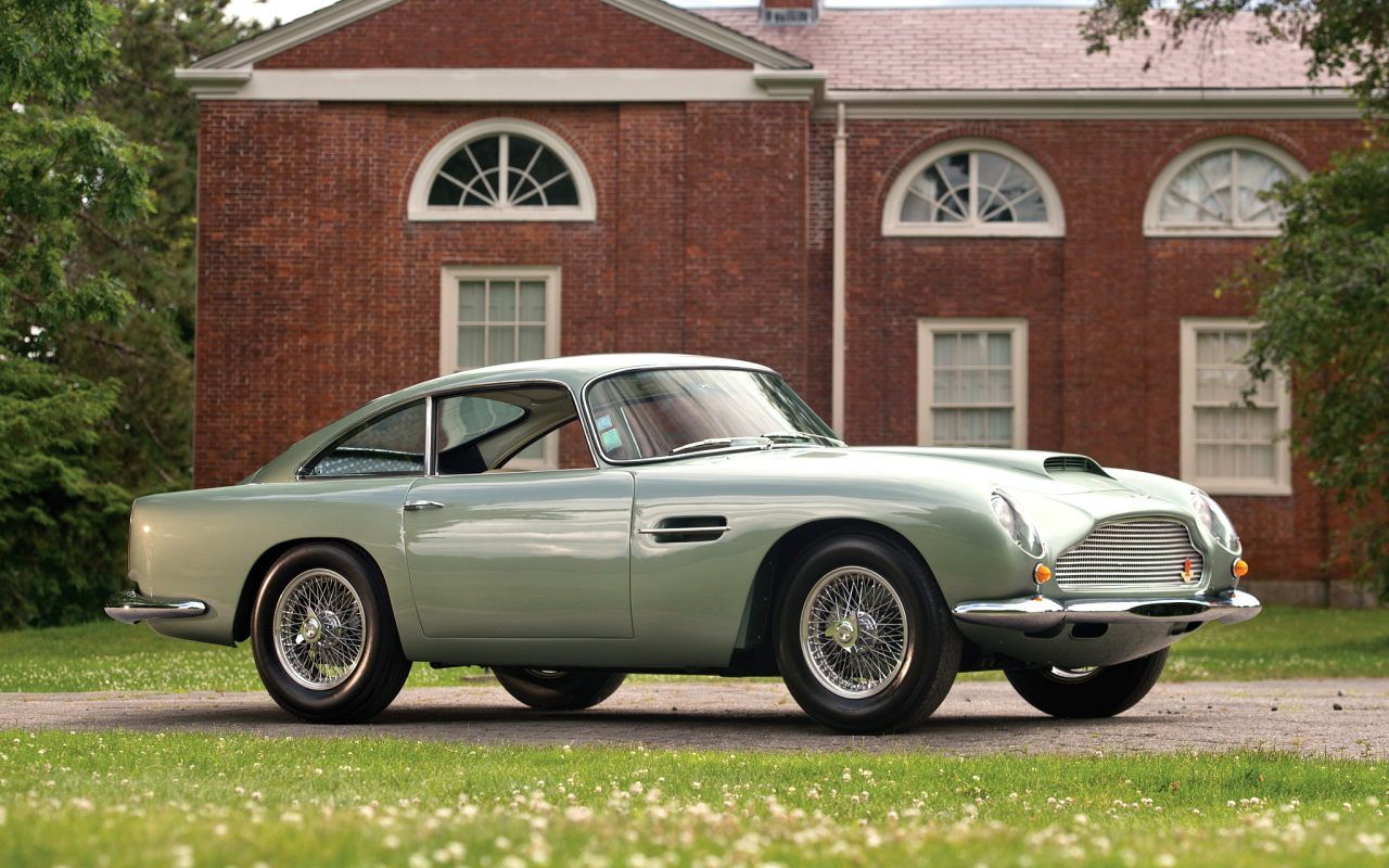 Красивый автомобиль Aston Martin db4