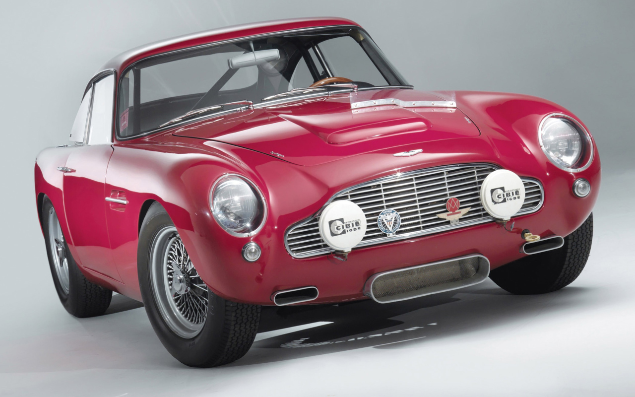 Красивый автомобиль Aston Martin db4 в Москве