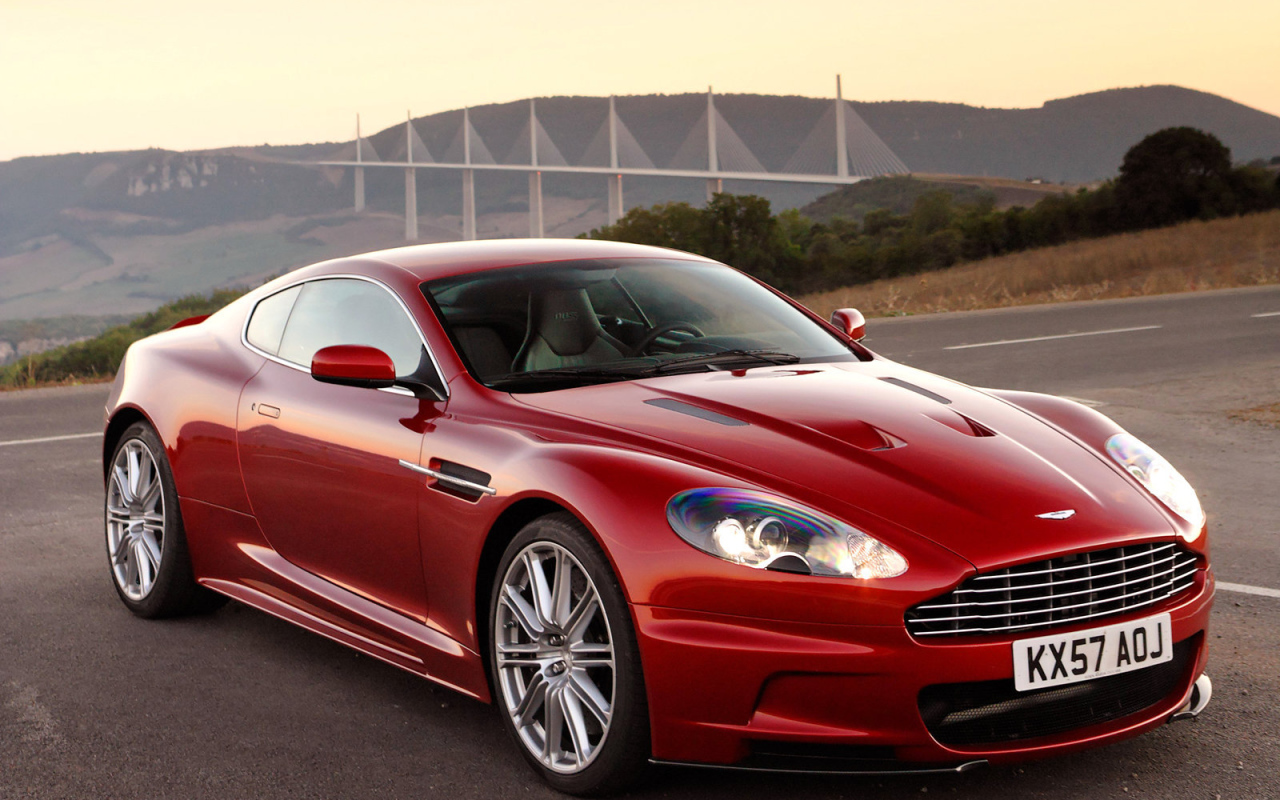 Красивый автомобиль Aston Martin dbs в Москве