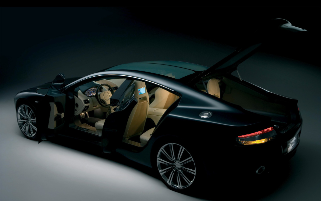 Красивый автомобиль Aston Martin rapide в Москве