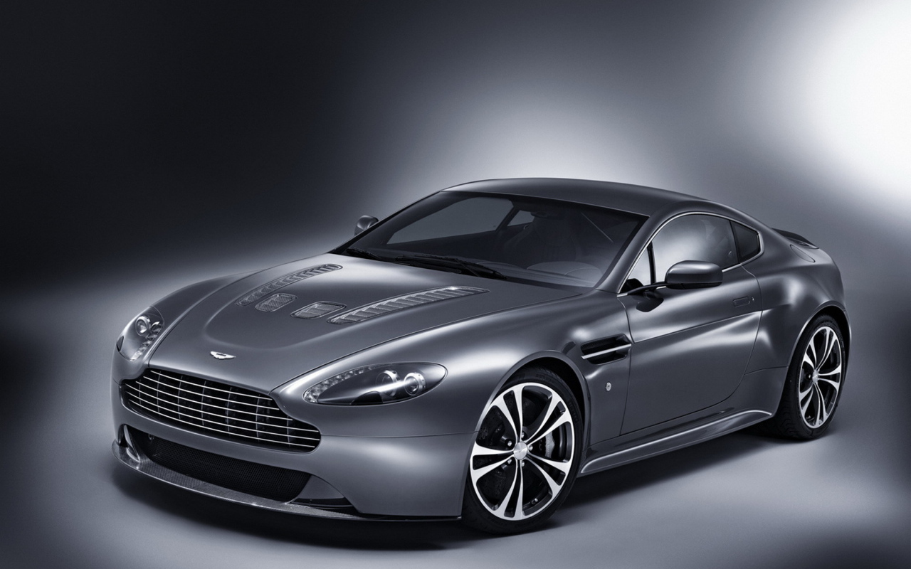 Красивый автомобиль Aston Martin top gear