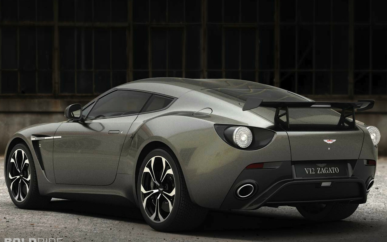 Красивый автомобиль Aston Martin v12 в Москве