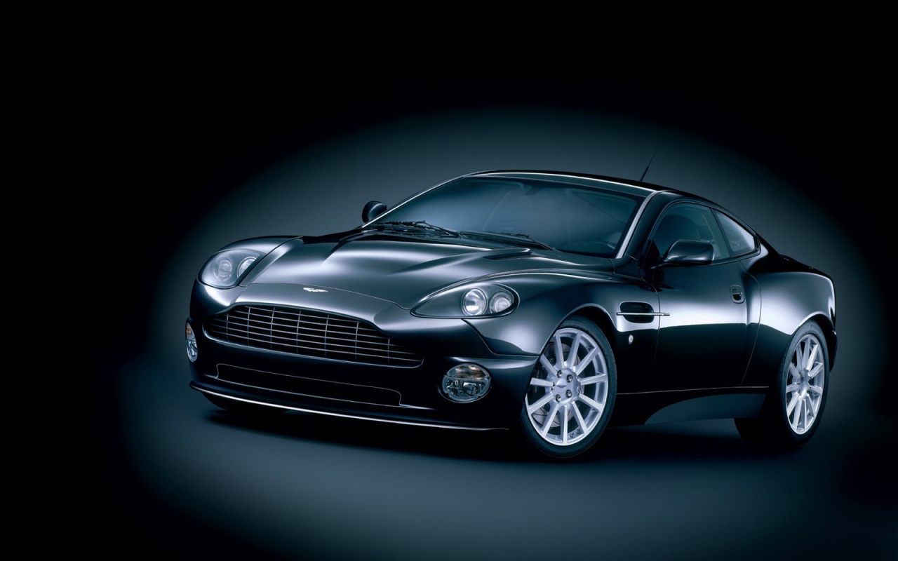 Красивый автомобиль Aston Martin vanquish