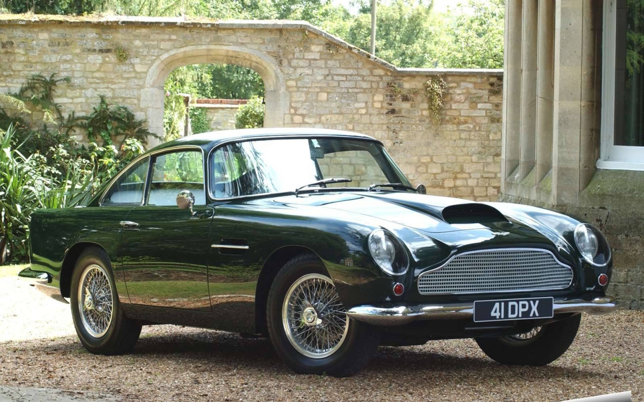 Автомобиль Aston Martin db4 на дороге