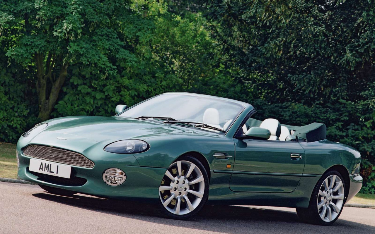 Автомобиль Aston Martin db7 на дороге