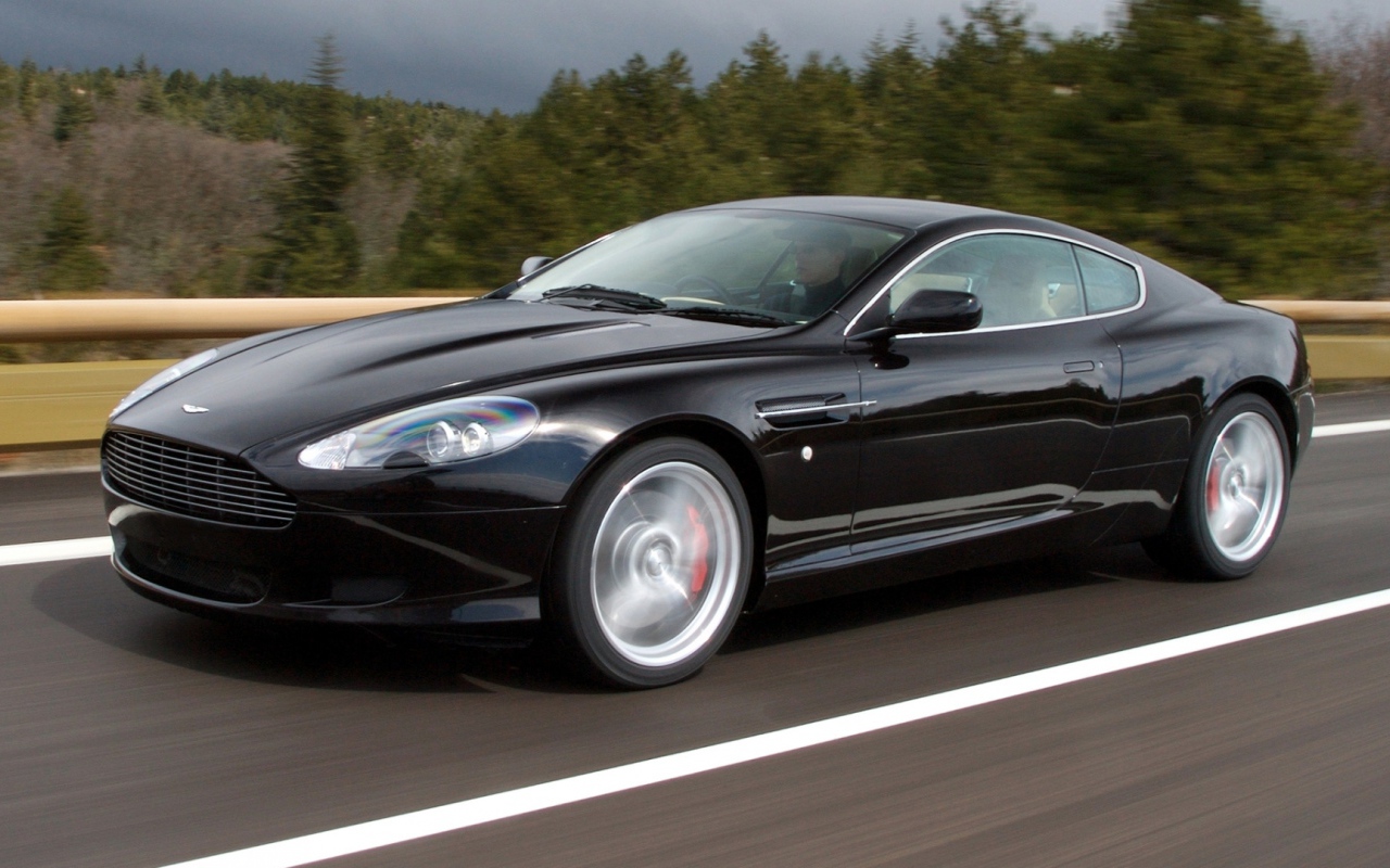 Автомобиль Aston Martin top gear на дороге