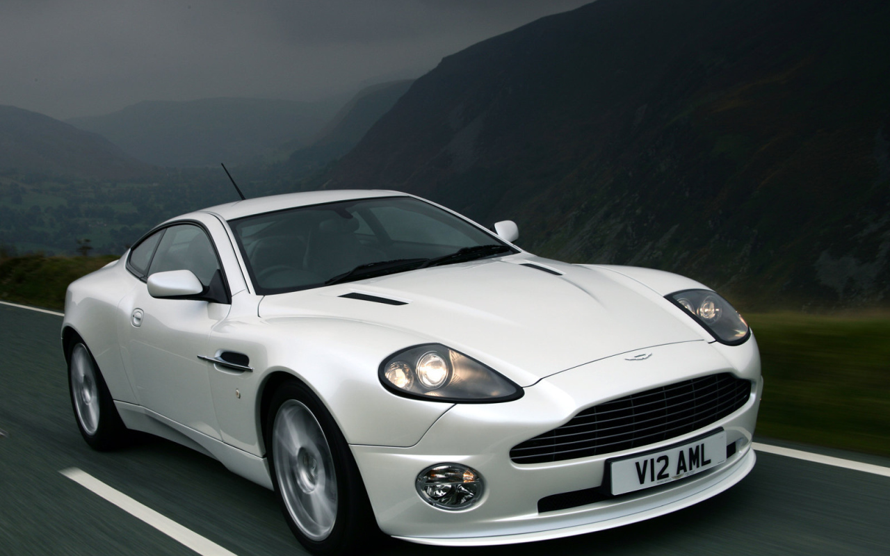 Автомобиль марки Aston Martin модели v12