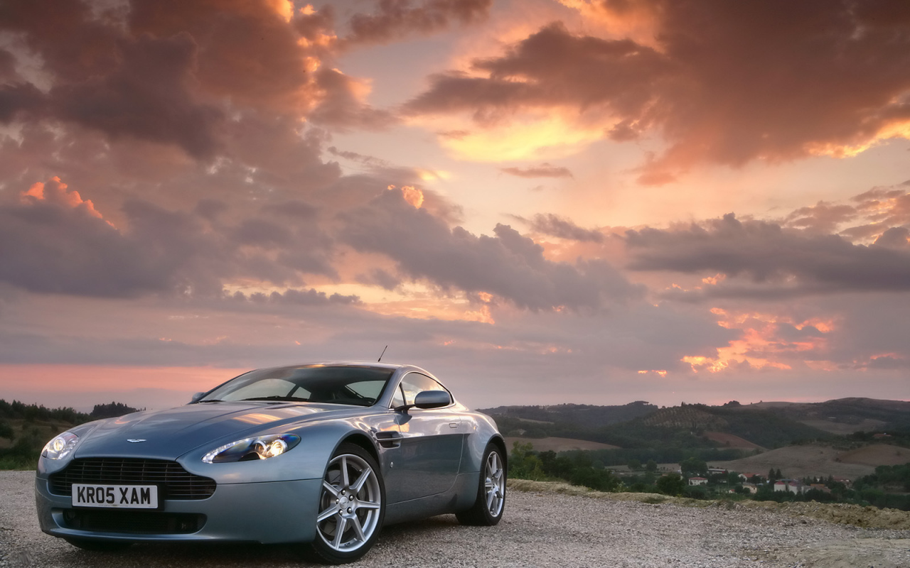 Автомобиль марки Aston Martin модели v8 vantage