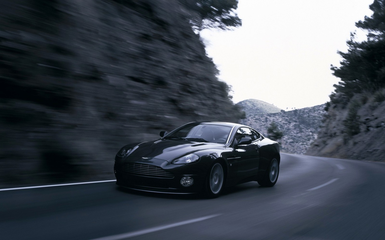 Дизайн автомобиля Aston Martin v12