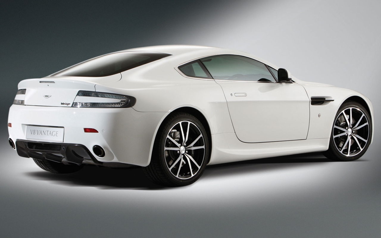 Фото автомобиля Aston Martin v8 vantage