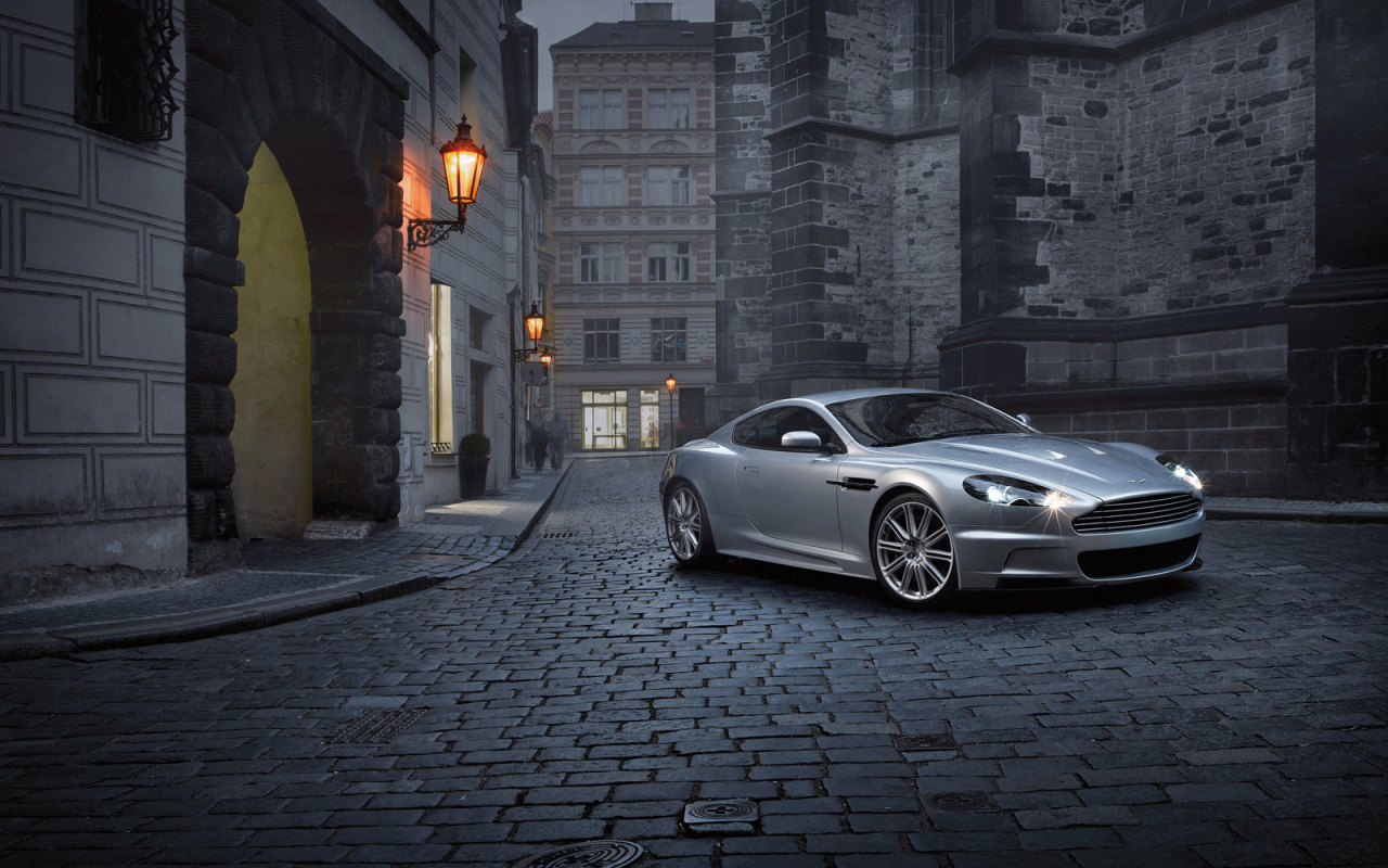 Надежная машина Aston Martin dbs