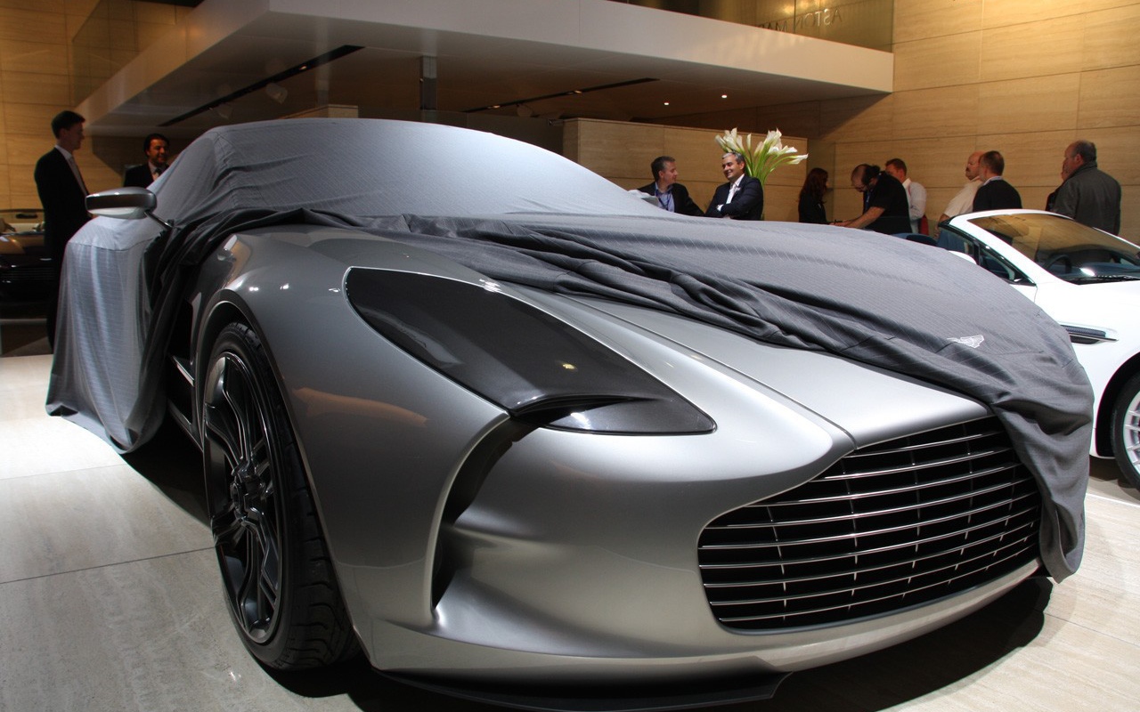 Серебристый Aston Martin one 77