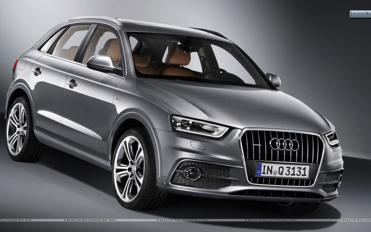 Автомобиль Audi q3 на дороге