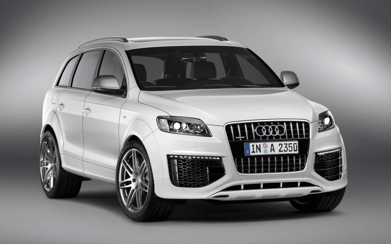 Автомобиль Audi q5 на дороге