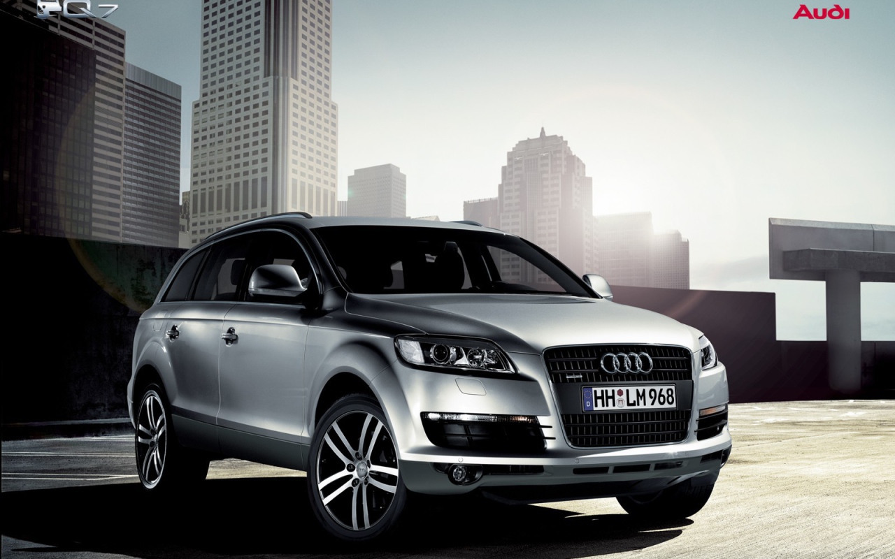 Автомобиль Audi q7 на дороге