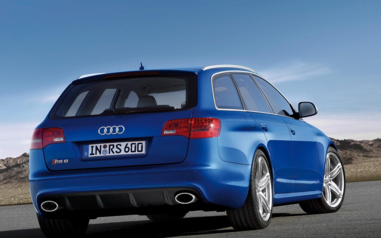 Автомобиль Audi rs6 на дороге