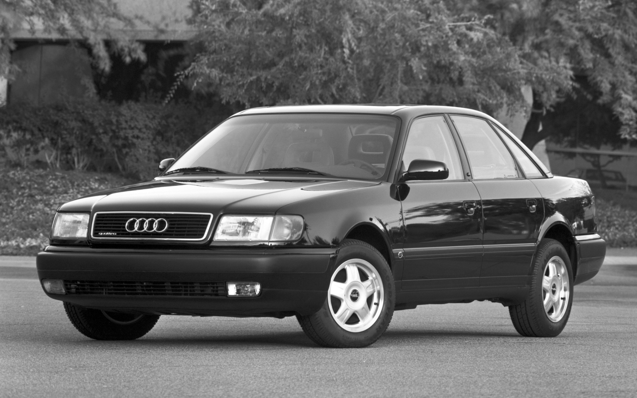 Красивый автомобиль Audi 100