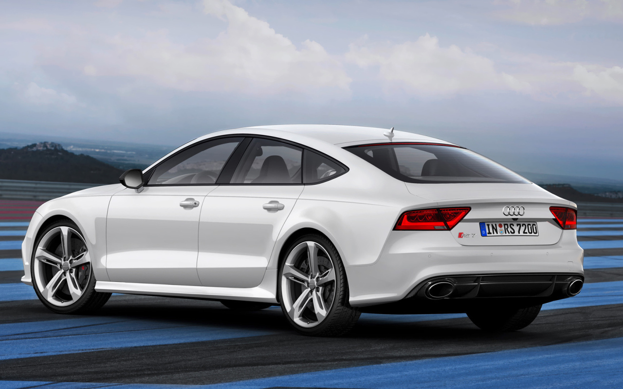 Красивый автомобиль Audi 2014 в Москве