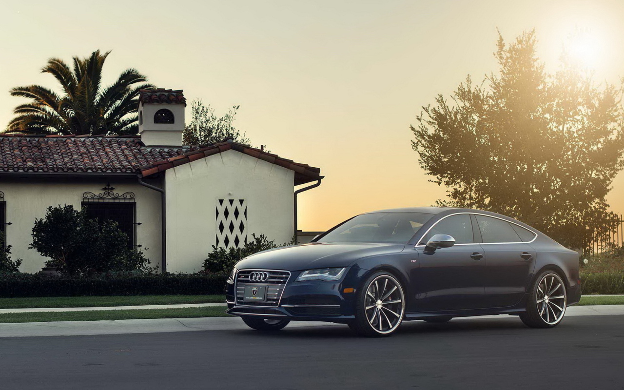 Красивый автомобиль Audi rs7