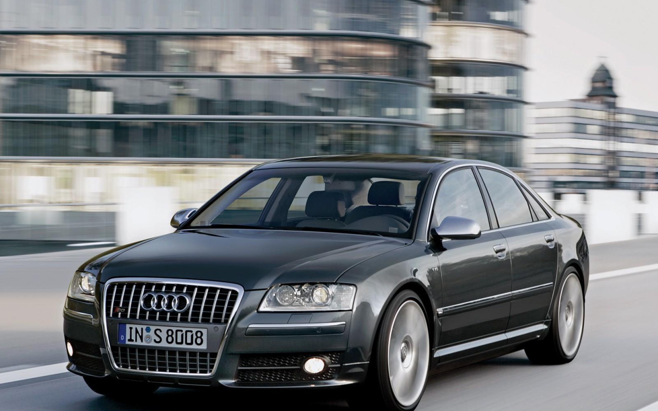 Автомобиль марки Audi модели s8