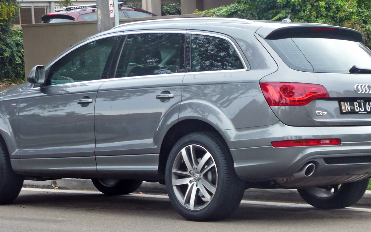 Серый Audi Q7