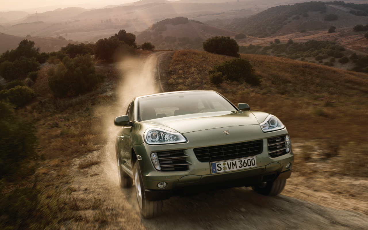 Автомобиль на грунтовой дороге