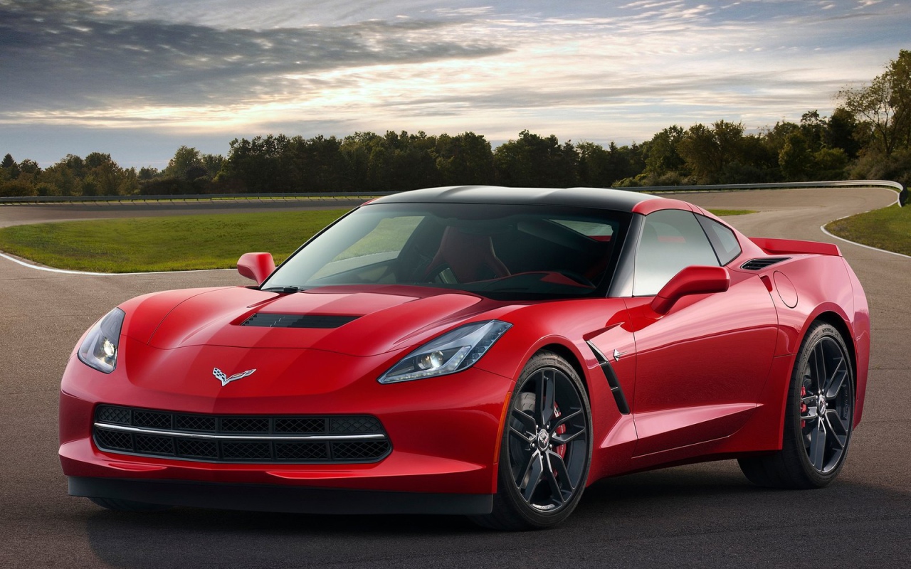 Автомобиль Chevrolet Corvette 2014 года на дороге