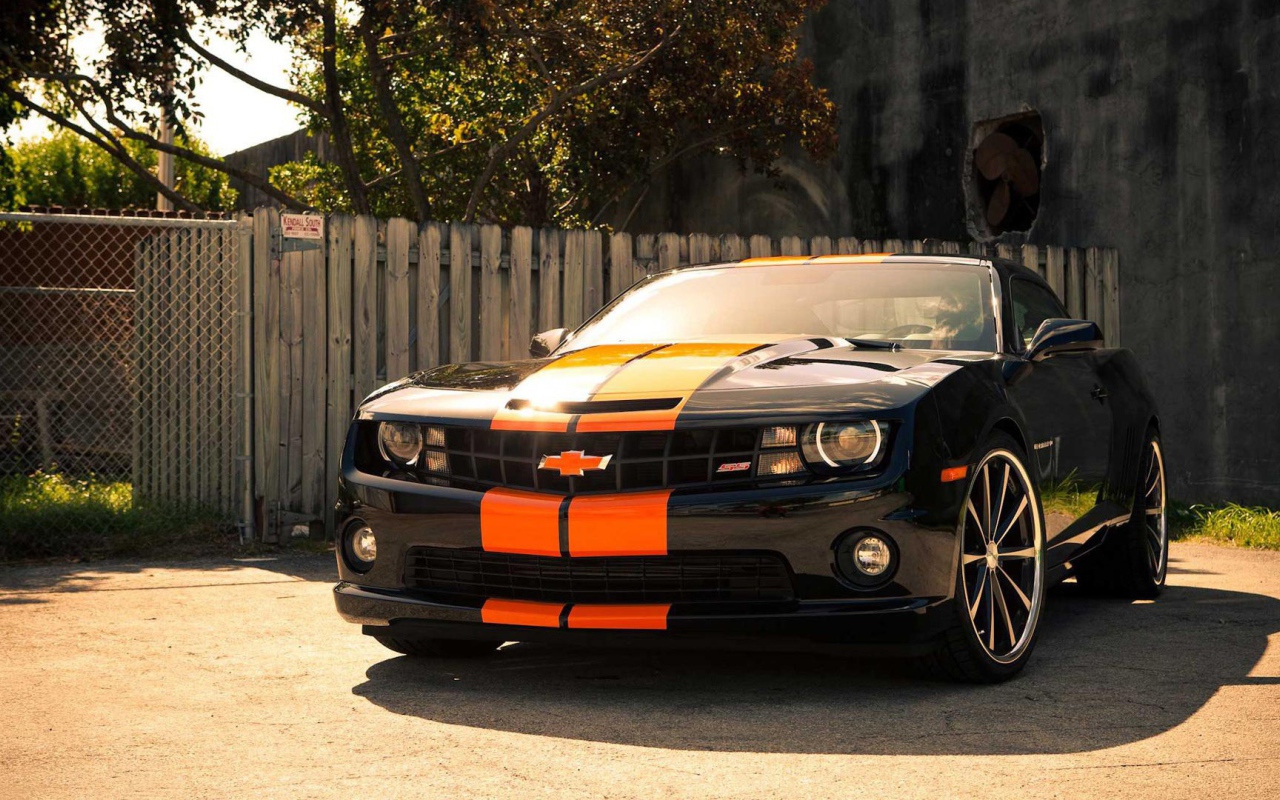 Красивый Chevrolet Camaro SS