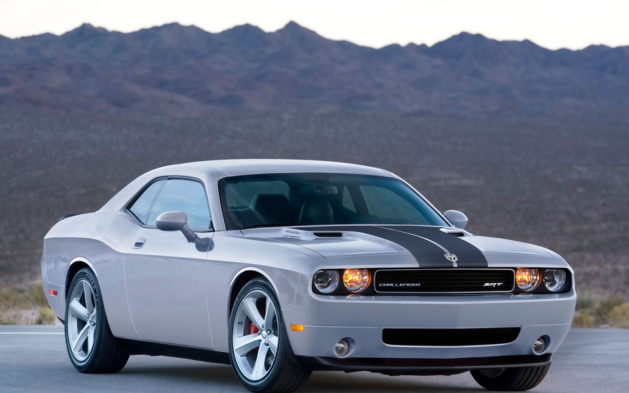 Белый Dodge Challenger