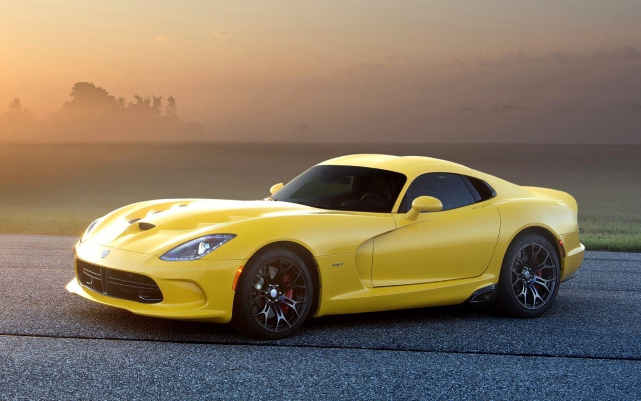 Желтый Додж Випер