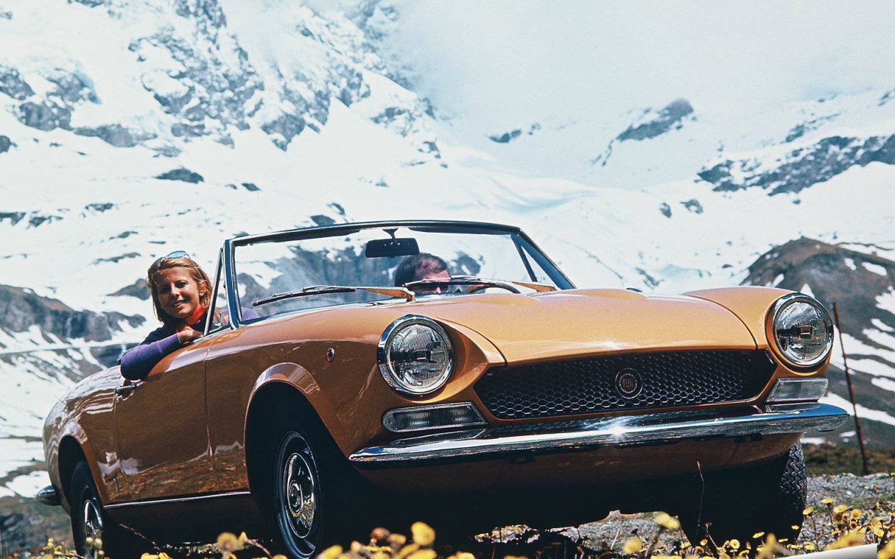 Красивый автомобиль Fiat 124