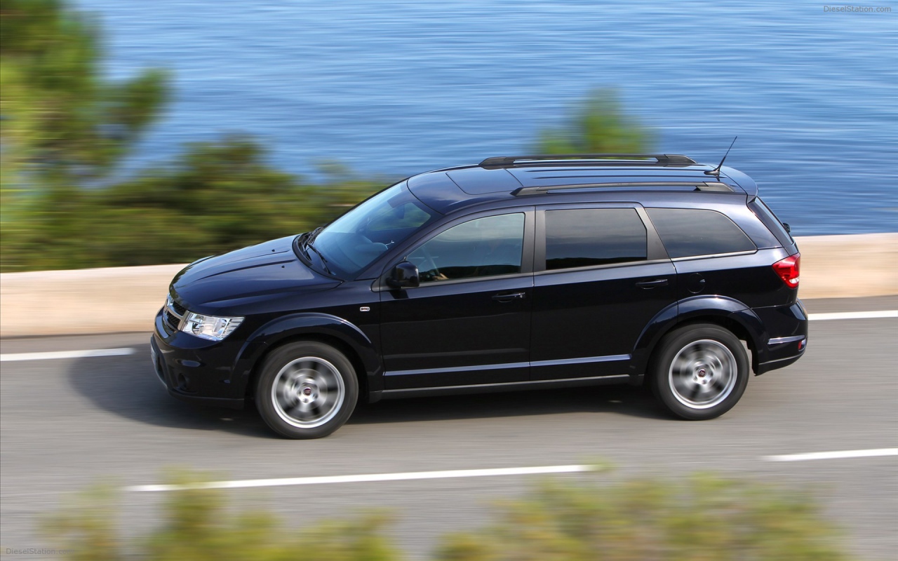 Красивый автомобиль Fiat Freemont