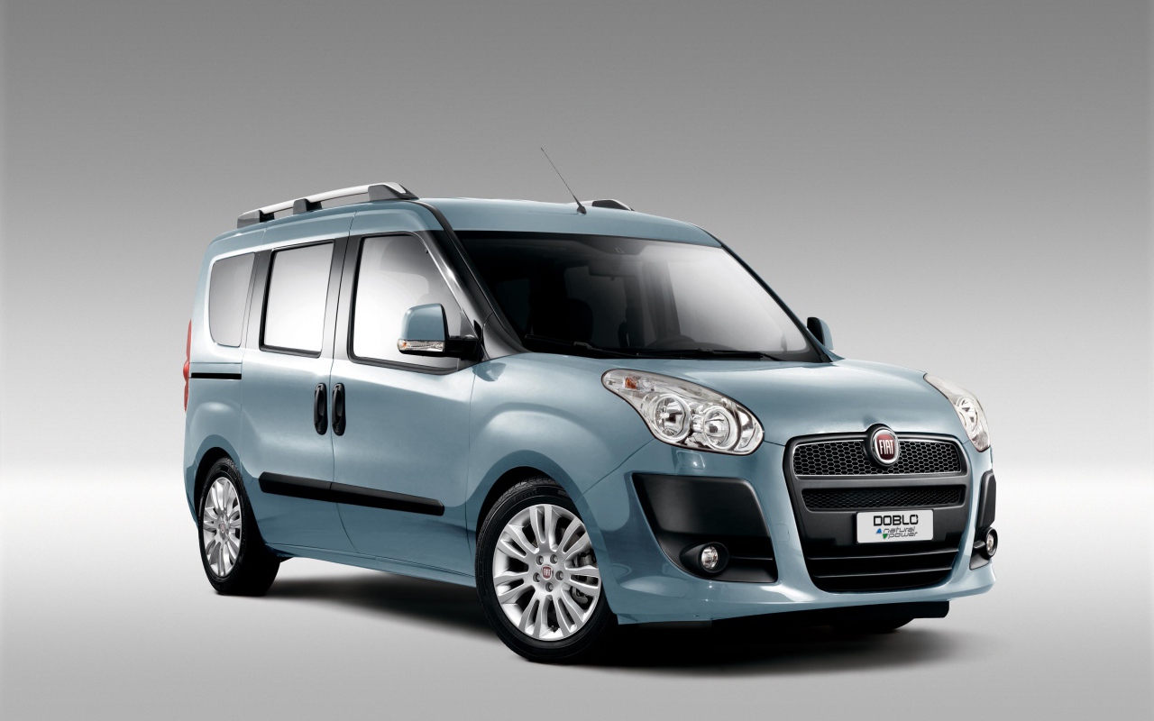 Автомобиль Fiat Doblo на дороге