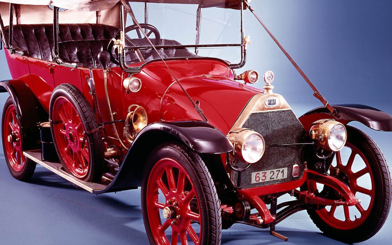 Старинный красный Фиат