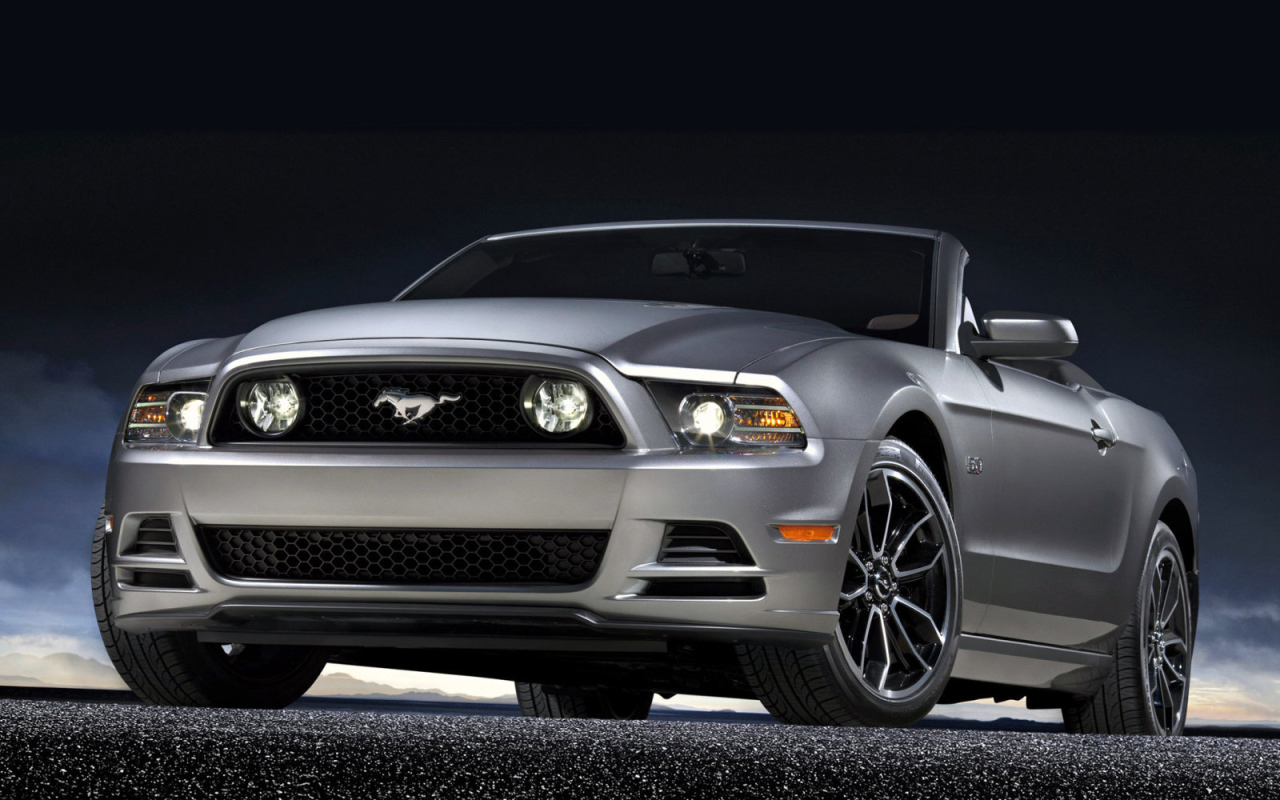 Красивый автомобиль Mustang 2014 года