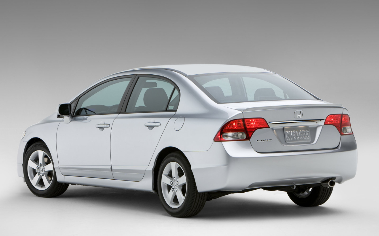 Красивый автомобиль Honda Civic 4D в Москве