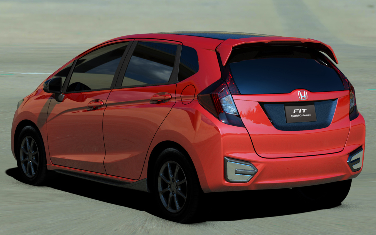 Красивый автомобиль Honda Fit 2014 года в Москве