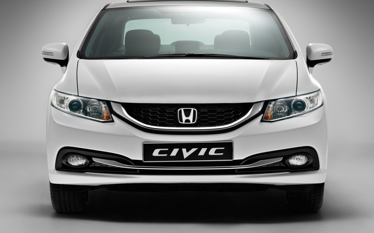 Автомобиль Honda Civic 4D на дороге