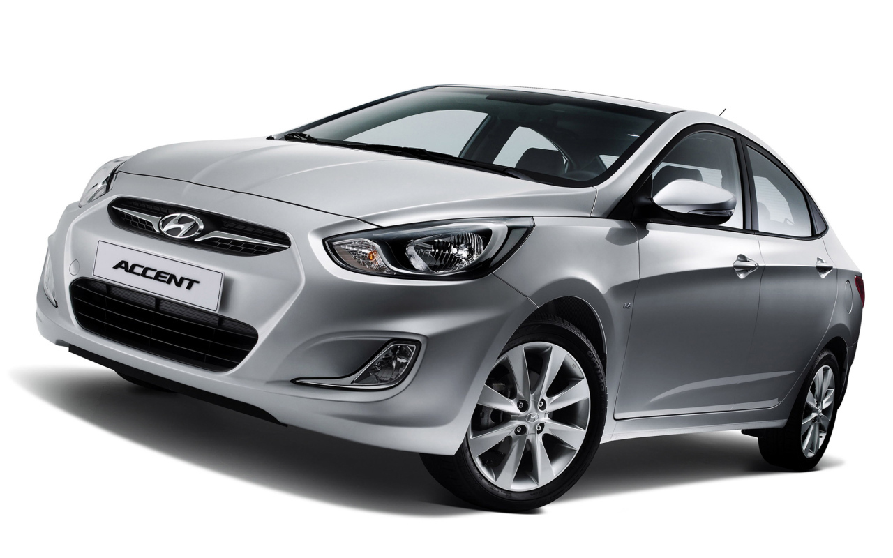 Автомобиль Hyundai Accent на дороге