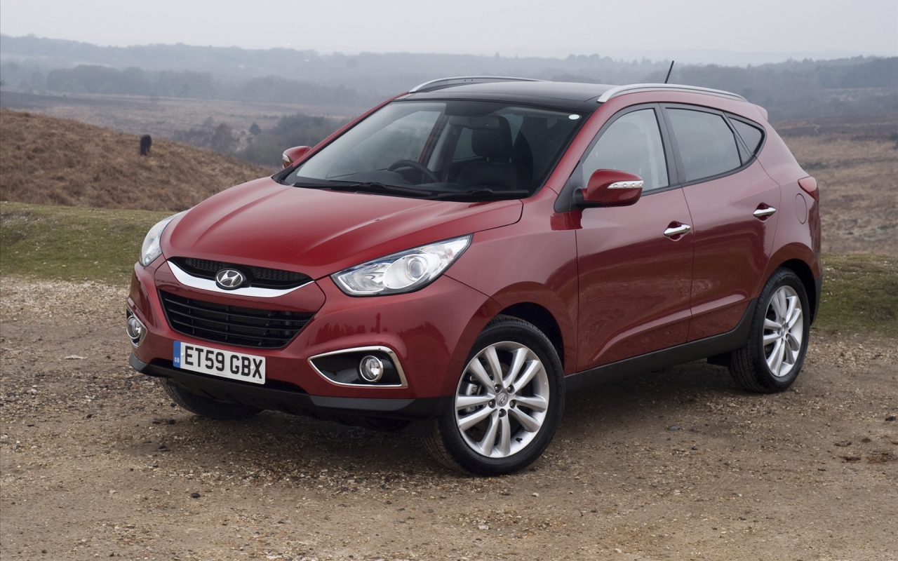  Автомобиль Hyundai IX35 на дороге