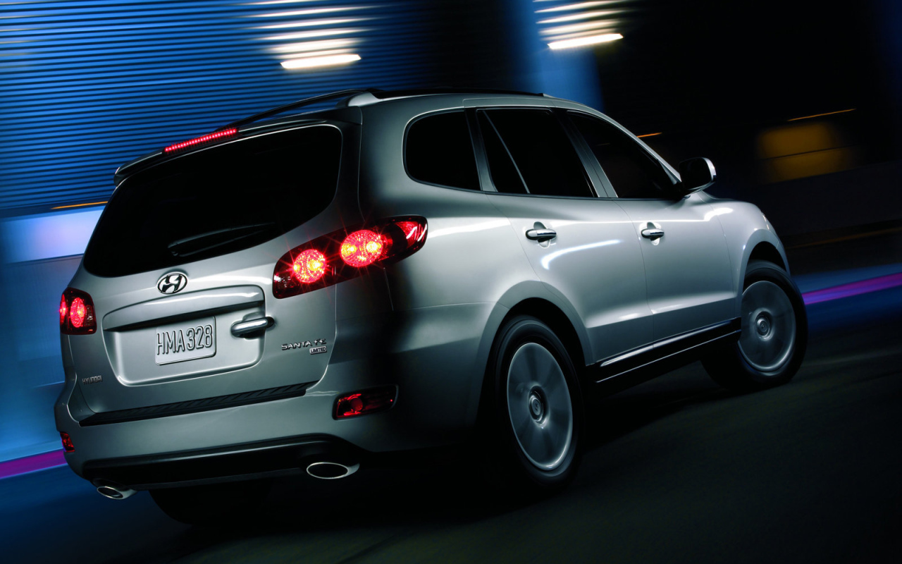 Автомобиль Hyundai Santa fe на дороге