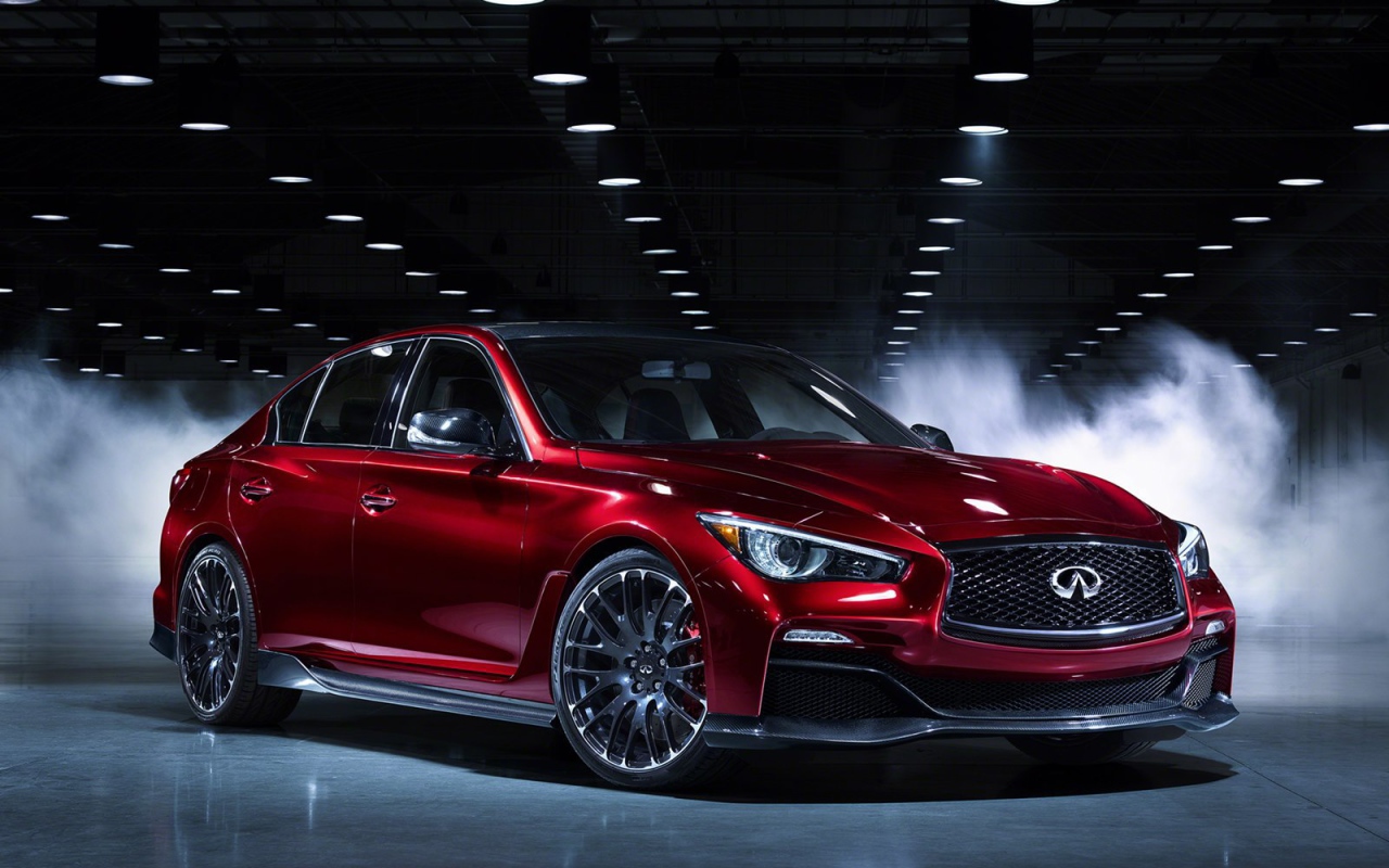 Красивый автомобиль Infiniti Q50 2014 года