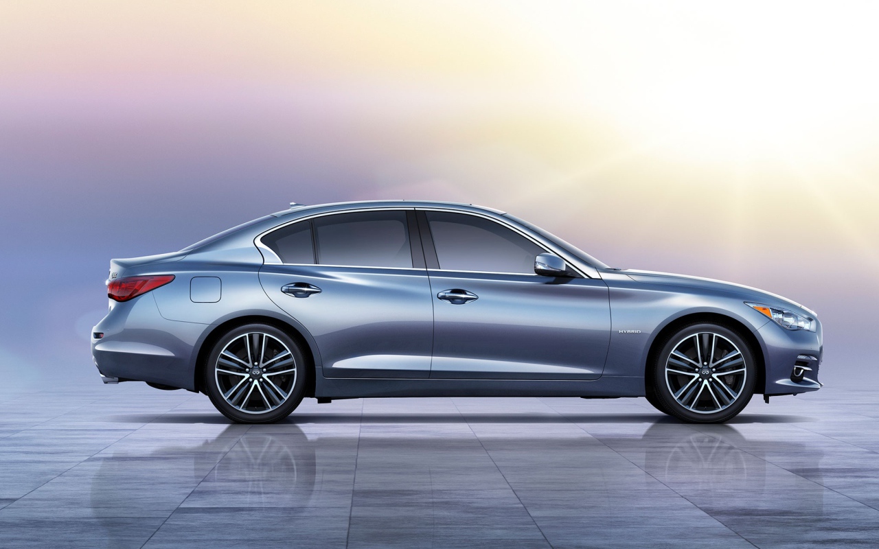 Новая машина Infiniti Q50 2014 года