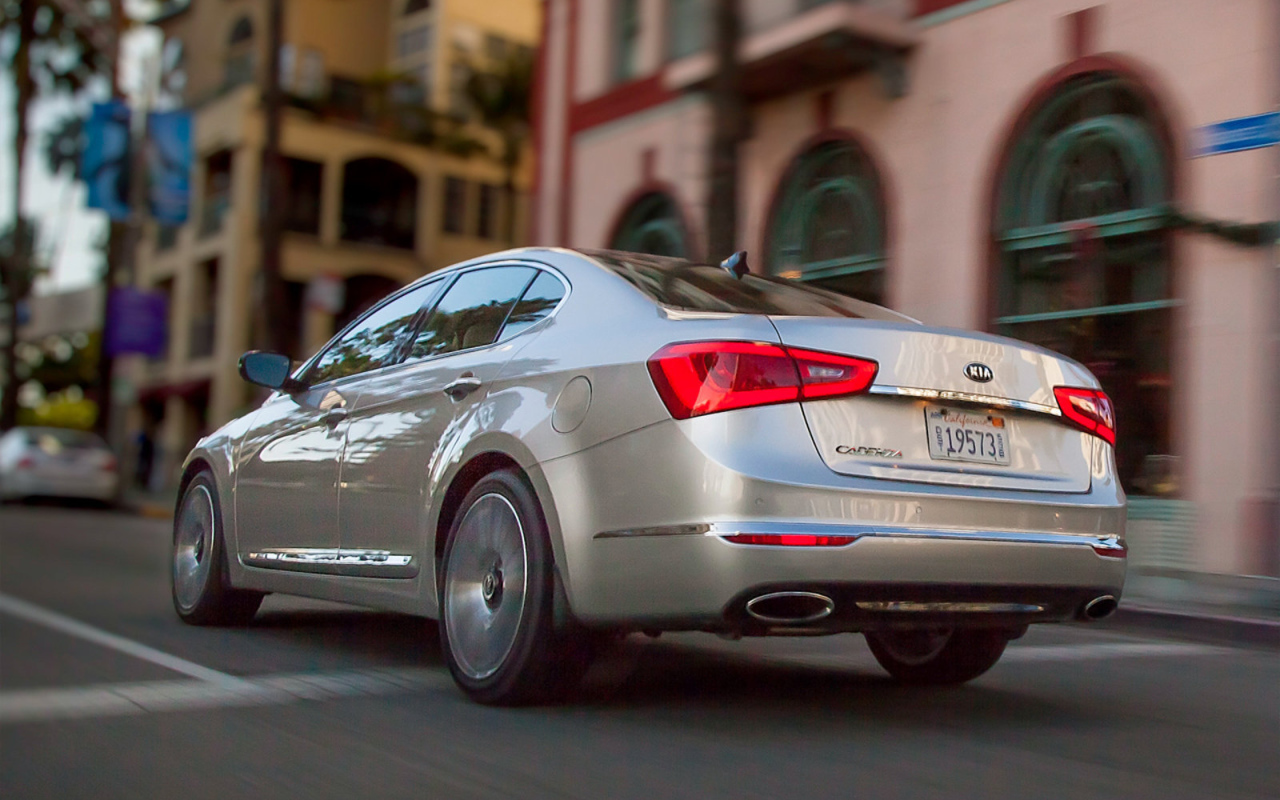 Автомобиль Kia Cadenza 2014 года на дороге