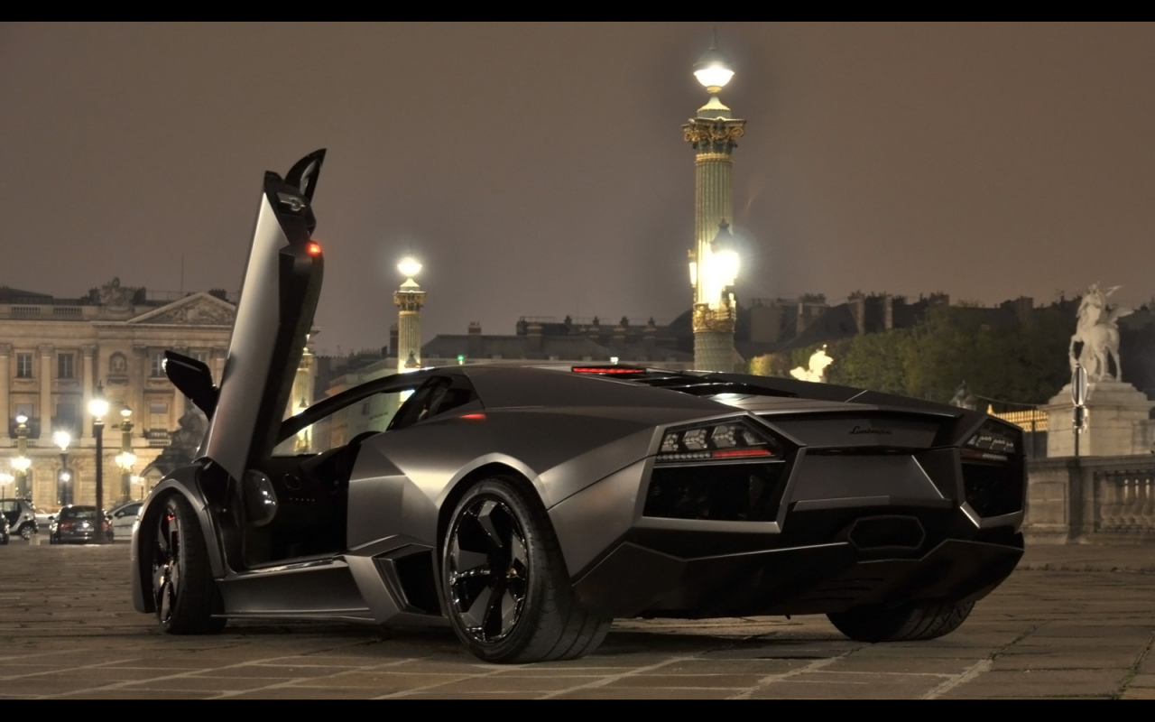Автомобиль марки Lamborghini модели Reventon