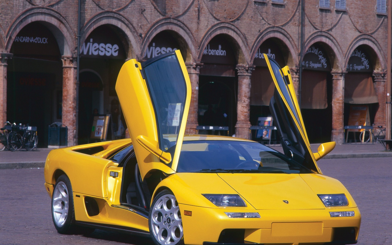 Автомобиль Lamborghini Diablo на дороге