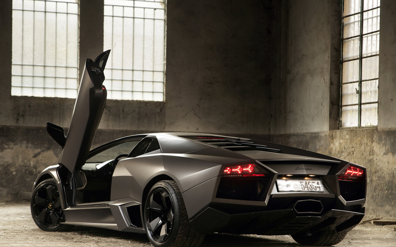 Автомобиль Lamborghini Reventon на дороге