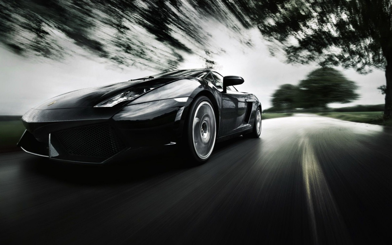 Ламборджини на дороге в движении